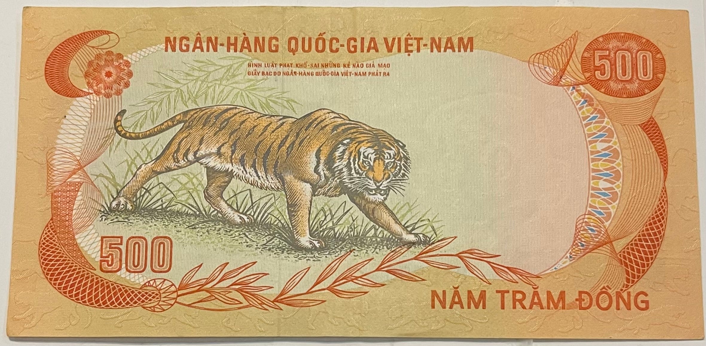 SOUTH VIETNAM 1972 500 DONG P-33 TIGER, VIETNAM WAR-ERA Used World Banknote