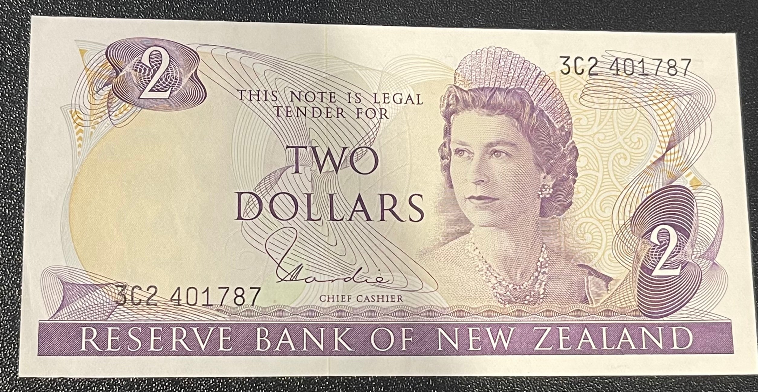New Zealand 1968-1975 2 Dollars P-164 Used World Banknote