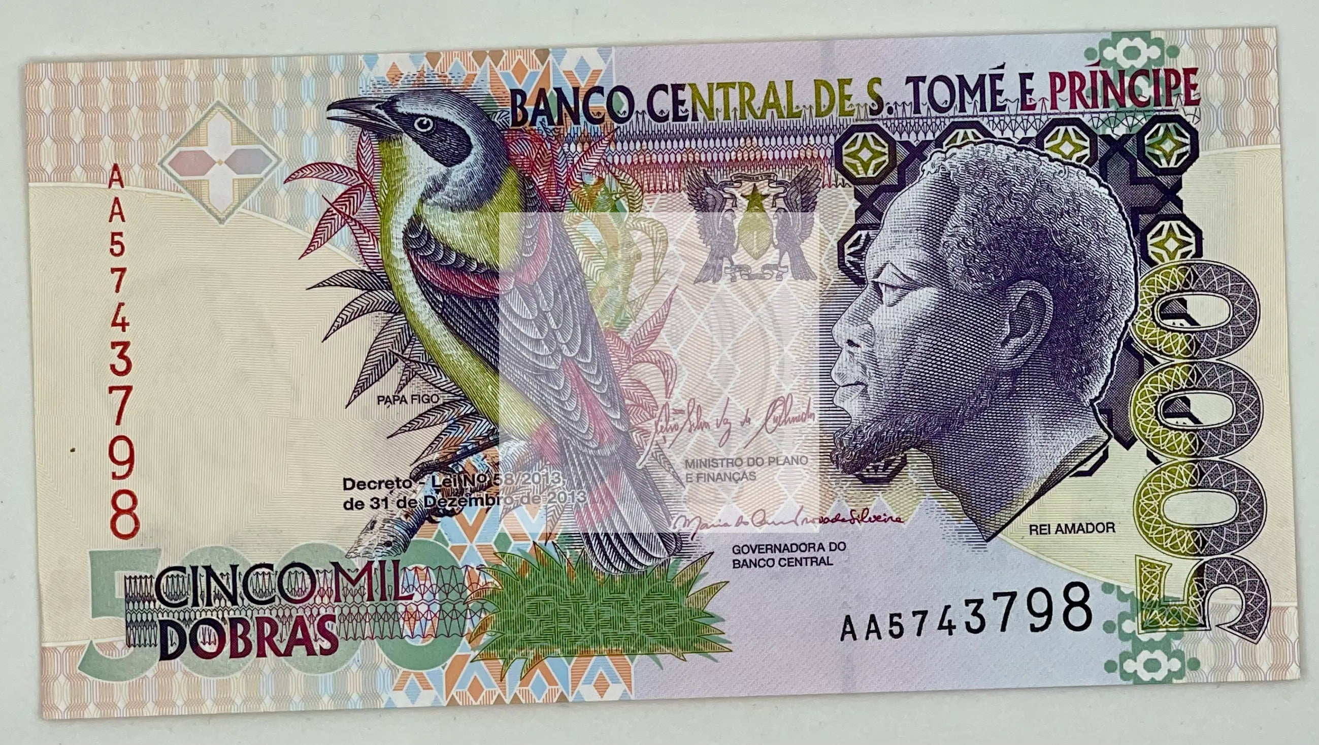 São Tomé and Príncipe 5000 Dobras 2013 banknote UNC detailed design