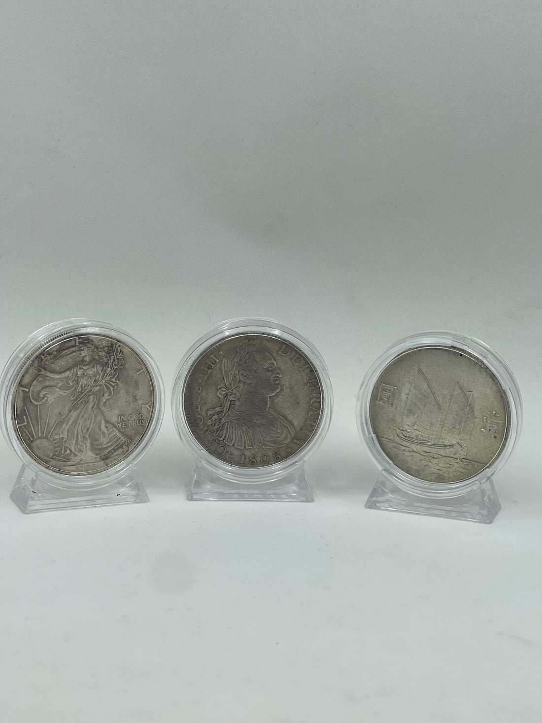 3 Coin Capsuls With Stand