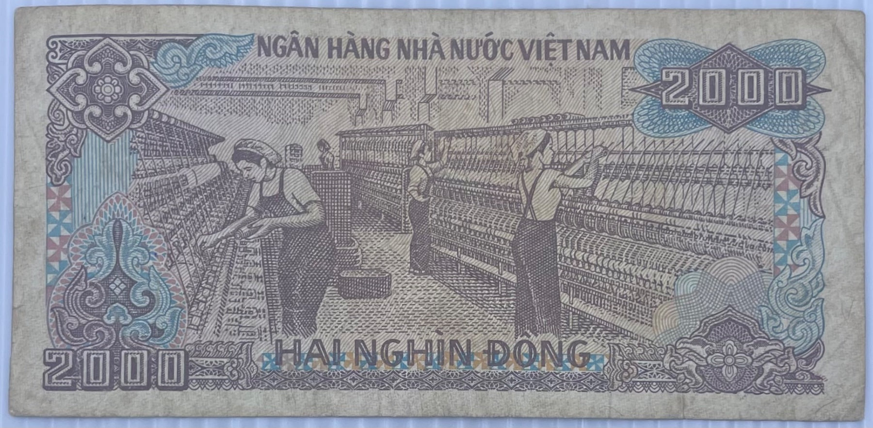 Vietnam 1988 2000 Dong P-107 Circulated World Banknote — front