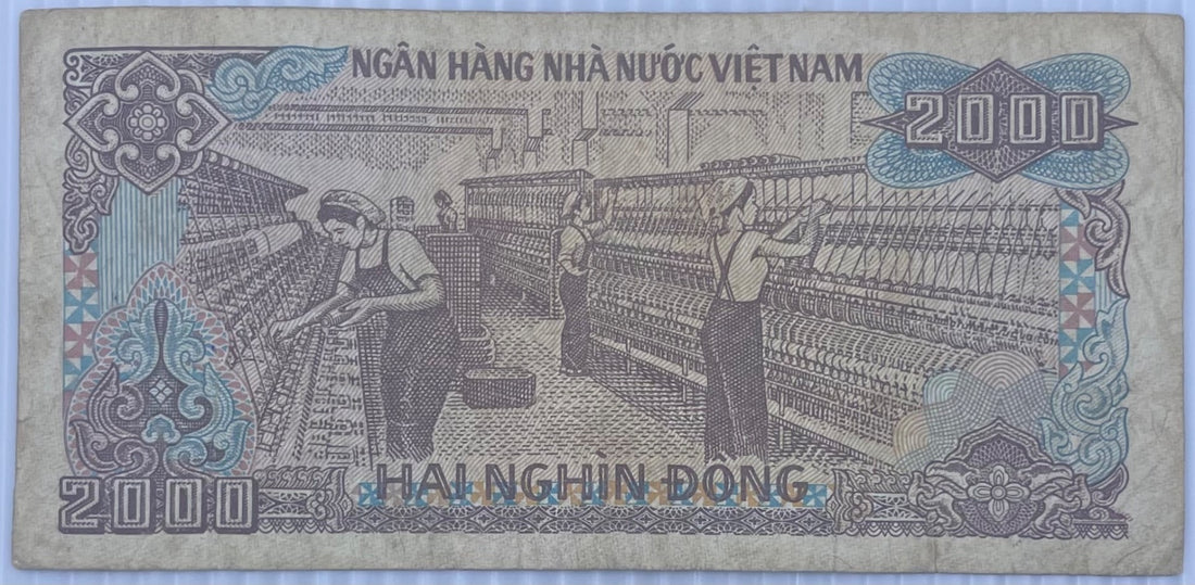 Vietnam 1988 2000 Dong P-107 Circulated World Banknote — front