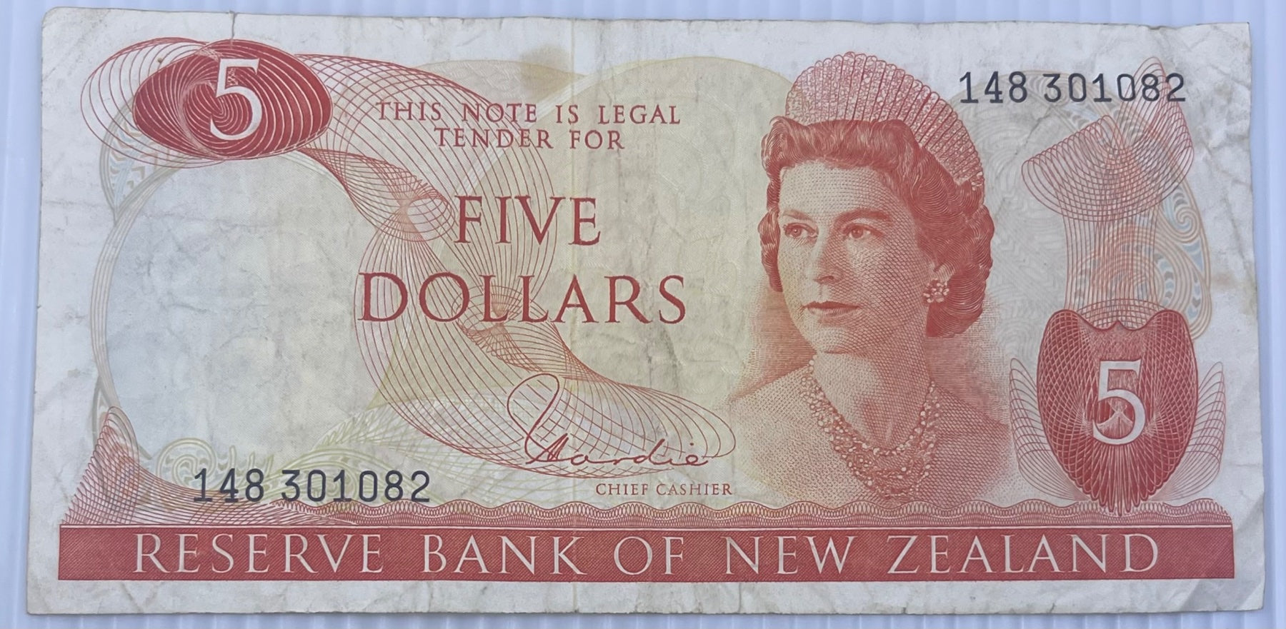 New Zealand 1975 5 Dollars P-165 Circulated World Banknote — front